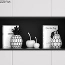 Esculturas Decorativas Frutas Listradas – Maçã e Abacaxi em Resina Minimalista Preto e Branco